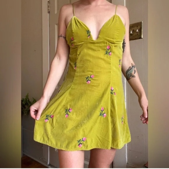 Urban Outfiters mini dress Chartreuse Green Pink Embroidered Rosebuds Coquette M - Picture 4 of 6